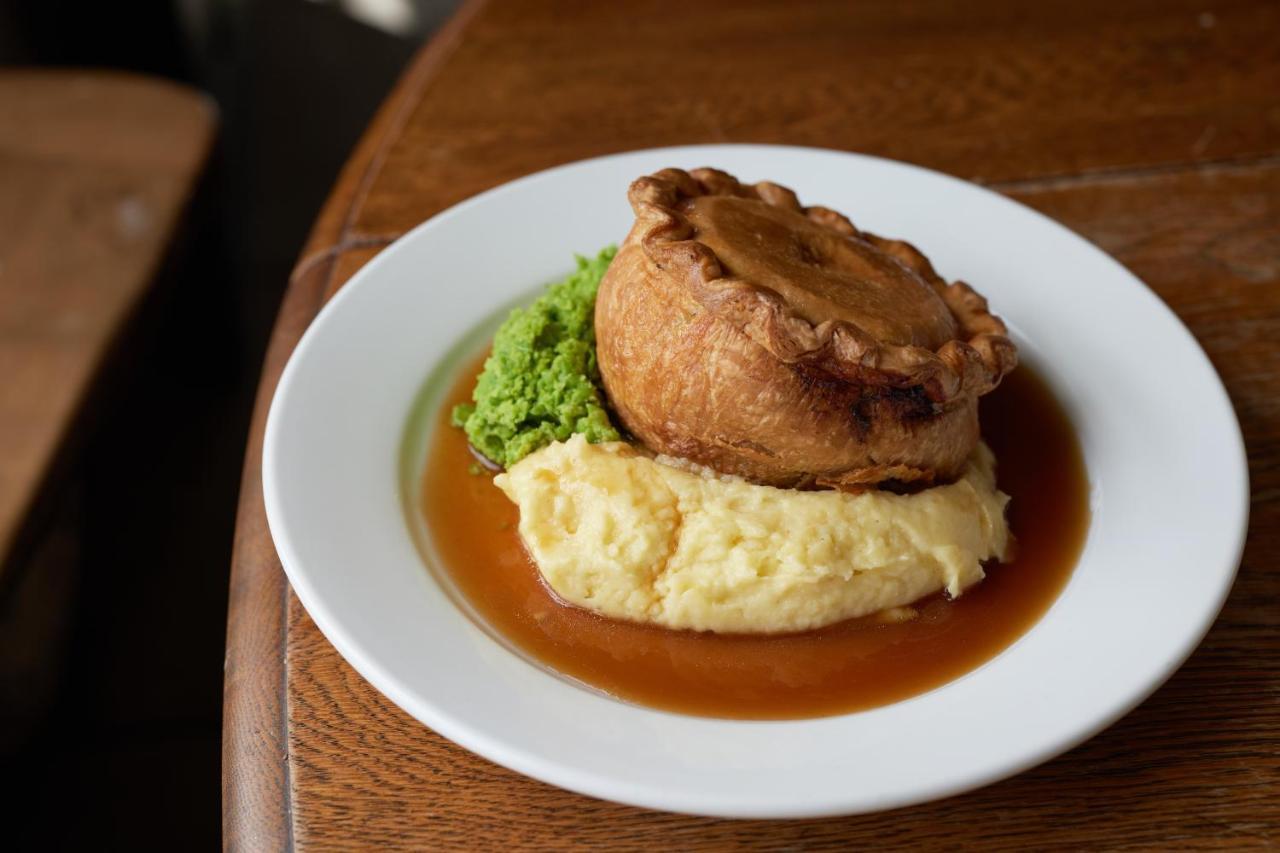 The Dog & Gun Inn Netheravon 外观 照片