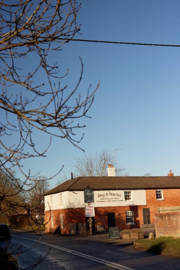 The Dog & Gun Inn Netheravon 外观 照片